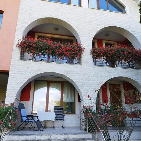 Villa Casa Cu Flori